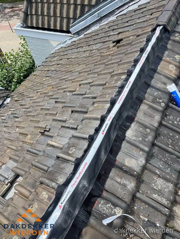 Nokvorst renovatie met Koramic nokrol op schuin pannendak in Wierden Nokvorst renovatie met Koramic nokrol op schuin pannendak in Wierden