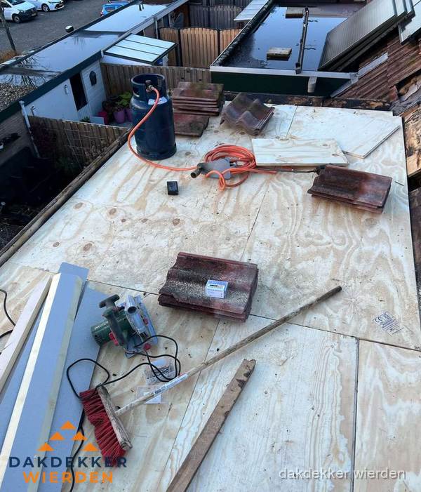 Dakreparatie werkzaamheden op plat dak met gereedschap in Wierden Dakreparatie werkzaamheden op plat dak met gereedschap in Wierden