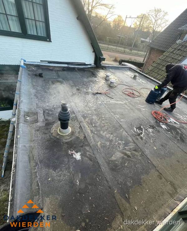 Dakdekker verhelpt daklekkage op plat dak in Wierden Dakdekker verhelpt daklekkage op plat dak in Wierden