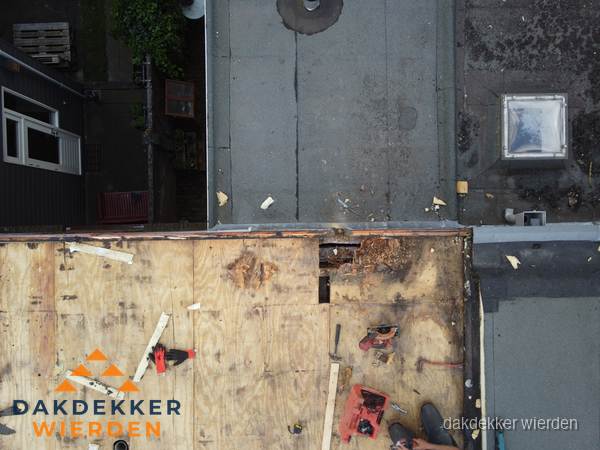 Dakschade en renovatie plat dak vanuit de lucht in Wierden Dakschade en renovatie plat dak vanuit de lucht in Wierden