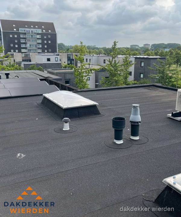 Groot plat dak met lichtkoepel en dakdoorvoeren in Wierden Groot plat dak met lichtkoepel en dakdoorvoeren in Wierden