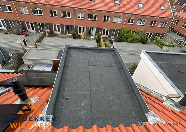 Plat dak met bitumen bedekking naast dakkapel in Wierden Plat dak met bitumen bedekking naast dakkapel in Wierden