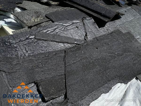 Verwijderd oud bitumen dakleer klaar voor vervanging in Wierden