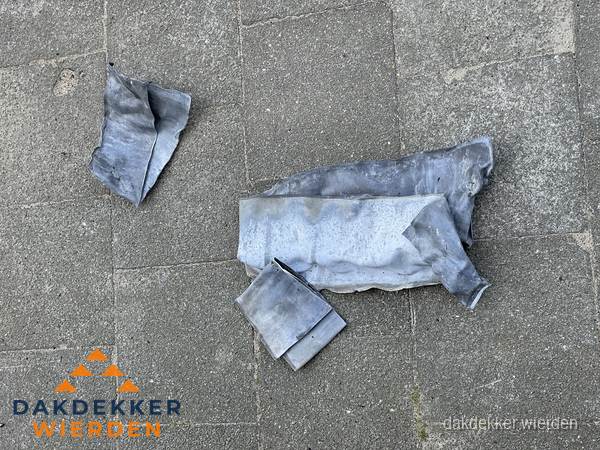 Oude verwijderde loodslabben na vervanging in Wierden Oude verwijderde loodslabben na vervanging in Wierden