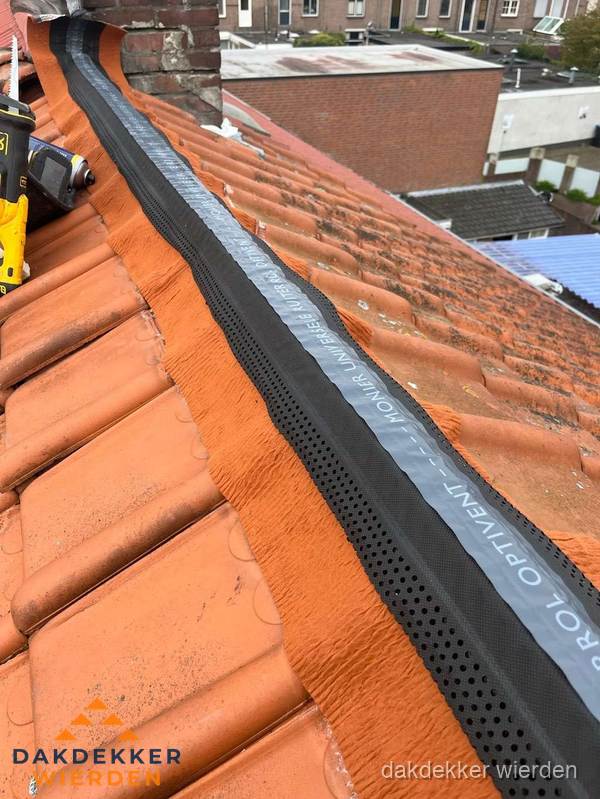 Nokventilatie installeren op hellend pannendak in Wierden Nokventilatie installeren op hellend pannendak in Wierden