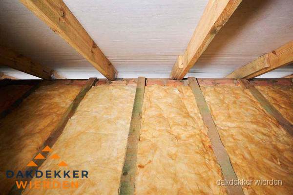 Dakisolatie met glaswol tussen dakspanten in Wierden Dakisolatie met glaswol tussen dakspanten in Wierden