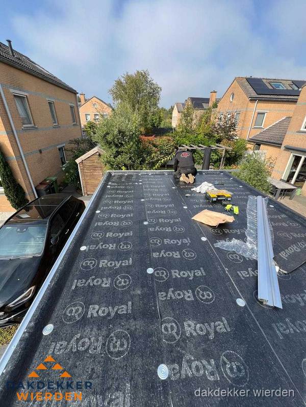 Nieuwe Royal bitumen dakbedekking op plat dak van aanbouw in Wierden