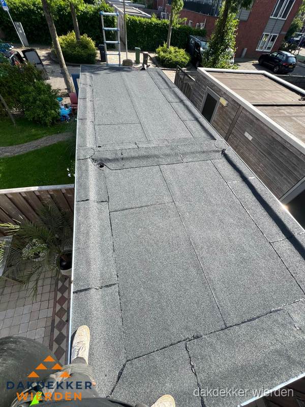 Bitumen plat dak rijtjeswoning vanuit dakdekker perspectief in Wierden Bitumen plat dak rijtjeswoning vanuit dakdekker perspectief in Wierden