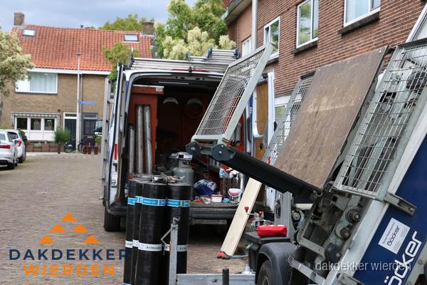Dakdekkersbusje met materiaal en ladderlift voor dakpannen vervangen in Wierden Dakdekkersbusje met materiaal en ladderlift voor dakpannen vervangen in Wierden