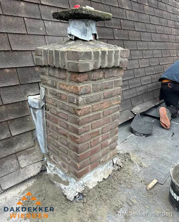Schoorsteen reparatie met lood en voegwerk op leien dak in Wierden Schoorsteen reparatie met lood en voegwerk op leien dak in Wierden