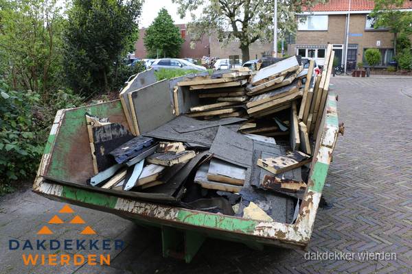 Puincontainer met oud dakmateriaal na dakrenovatie in Wierden Puincontainer met oud dakmateriaal na dakrenovatie in Wierden