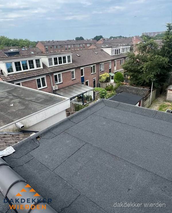 Vernieuwd plat dak met bitumen in woonwijk in Wierden Vernieuwd plat dak met bitumen in woonwijk in Wierden