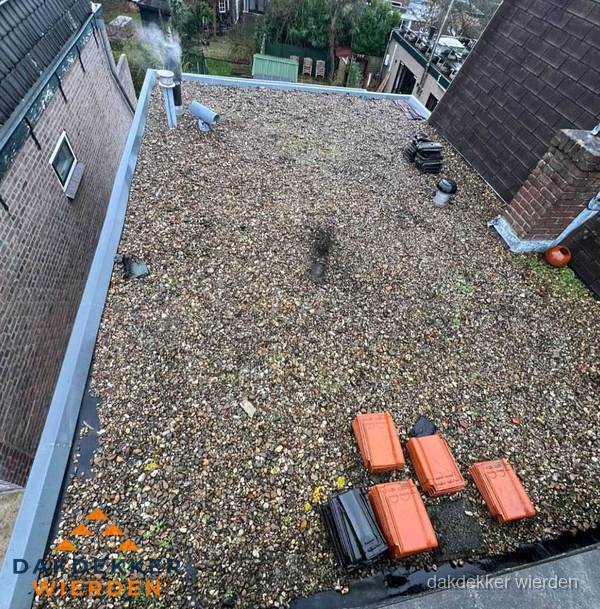 Plat dak met grindballast en dakdoorvoeren in Wierden Plat dak met grindballast en dakdoorvoeren in Wierden