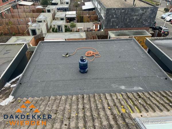 Plat dak met bitumen dakbedekking en brander in Wierden Plat dak met bitumen dakbedekking en brander in Wierden