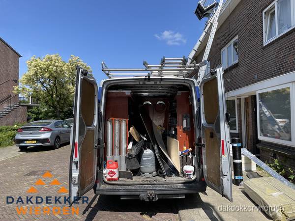 Spoed dakdekker bus met gereedschap en ladder bij woning in Wierden Spoed dakdekker bus met gereedschap en ladder bij woning in Wierden