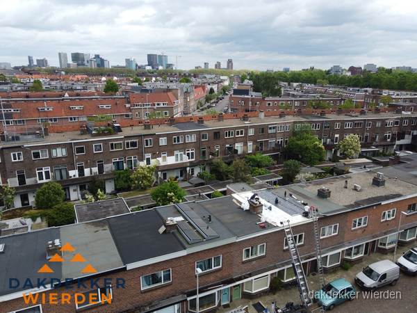 Spoed dakdekker aan het werk op plat dak in woonwijk Wierden Spoed dakdekker aan het werk op plat dak in woonwijk Wierden