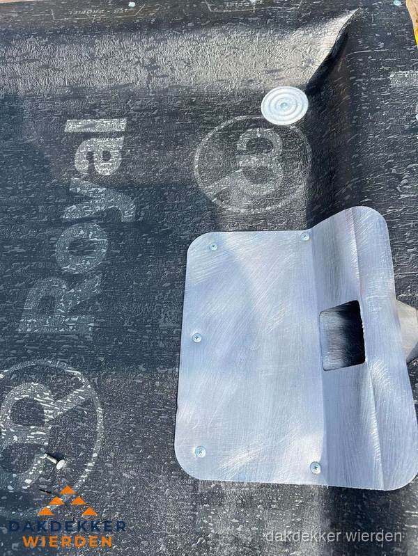 Dakdoorvoer met metalen afvoerplaat op bitumen dak in Wierden