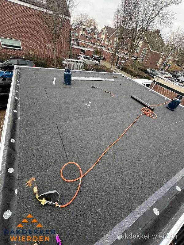 Afgewerkte dakrenovatie met bitumen op plat dak in Wierden Afgewerkte dakrenovatie met bitumen op plat dak in Wierden